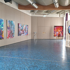 Kleiner Saal bei einer Kunstausstellung des Hockenheimer Kunstvereins