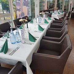 Restaurant Rondeau mit eingeckten Tischen zum Mittagessen bei einer Tagung