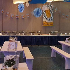Kleiner Saal bestuhlt und dekoriert für ein bayerisches Firmenevent