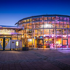 Haupteingang und Restaurant Rondeau am Abend beleuchtet