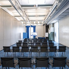 Konferenzraum 1 mit Tageslicht in Reihenbestuhlung und Frontalblick