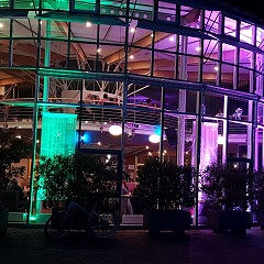 Das Restaurant Rondeau von außen mit Abendbeleuchtung